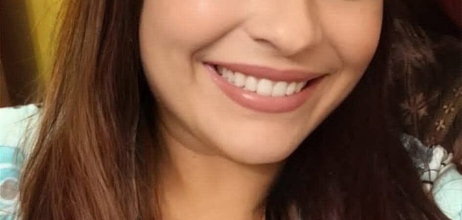 Helena: franja, decote e parede amarela